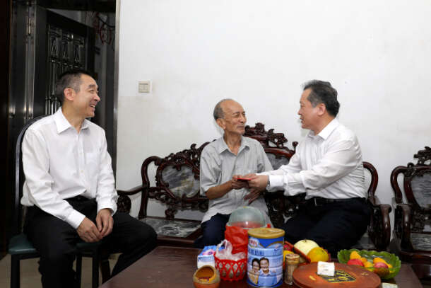 要聞 省委教育工委書記、省教育廳廳長景李虎慰問我校老黨員