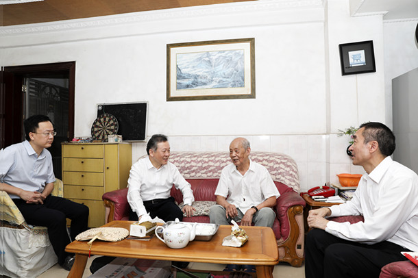 要聞 省委教育工委書記、省教育廳廳長景李虎慰問我校老黨員