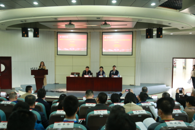 中國藥科大學(xué)舉行第二期廣東省藥品監(jiān)管公務(wù)人員綜合素質(zhì)提升培訓(xùn)班開班典禮